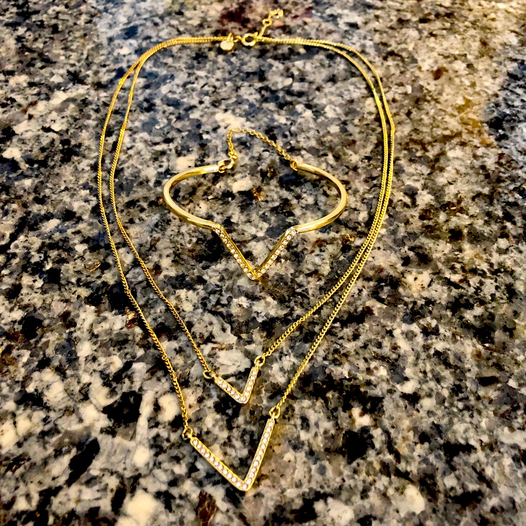Vs Runway Edition Matching Necklace Bracelet 12$